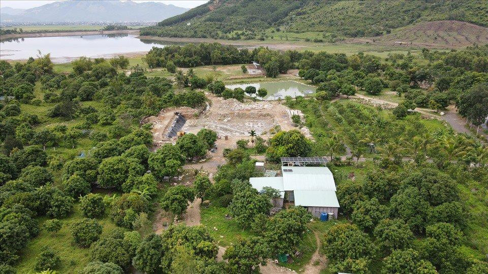 Nhiều công trình xây trái phép trong khu vực hồ thuỷ lợi Am Chúa. Ảnh L.H Nhiều công trình xây trái phép trong khu vực hồ thuỷ lợi Am Chúa. Ảnh L.H