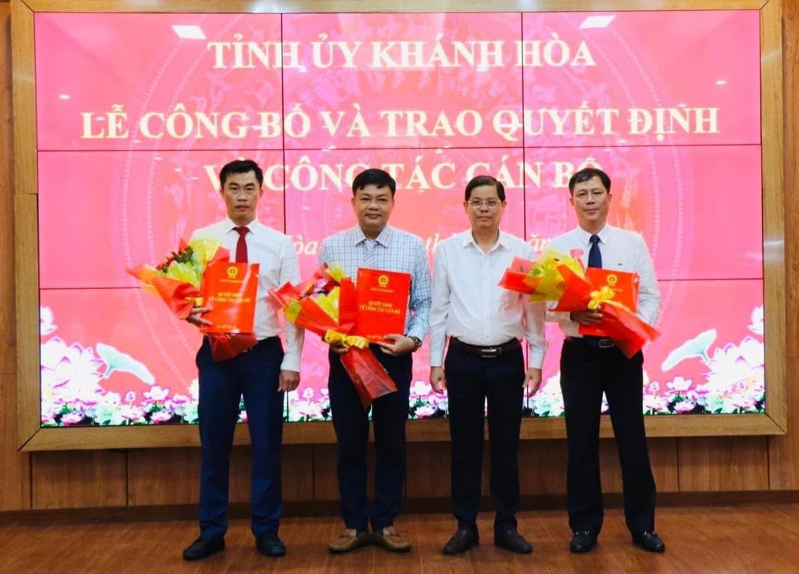 Lãnh đạo UBND tỉnh Khánh Hoà trao quyết định cho các cán bộ. Ảnh X.T Lãnh đạo UBND tỉnh Khánh Hoà trao quyết định cho các cán bộ. Ảnh X.T