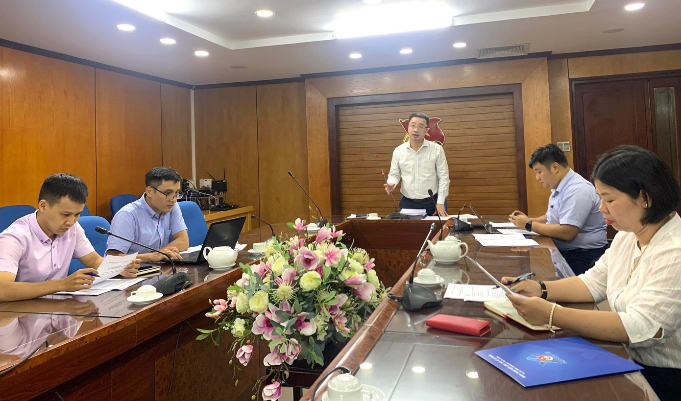 Đồng chí Nguyễn Tường Lâm (người đứng) phát biểu kết luận hội nghị và đóng góp ý kiến