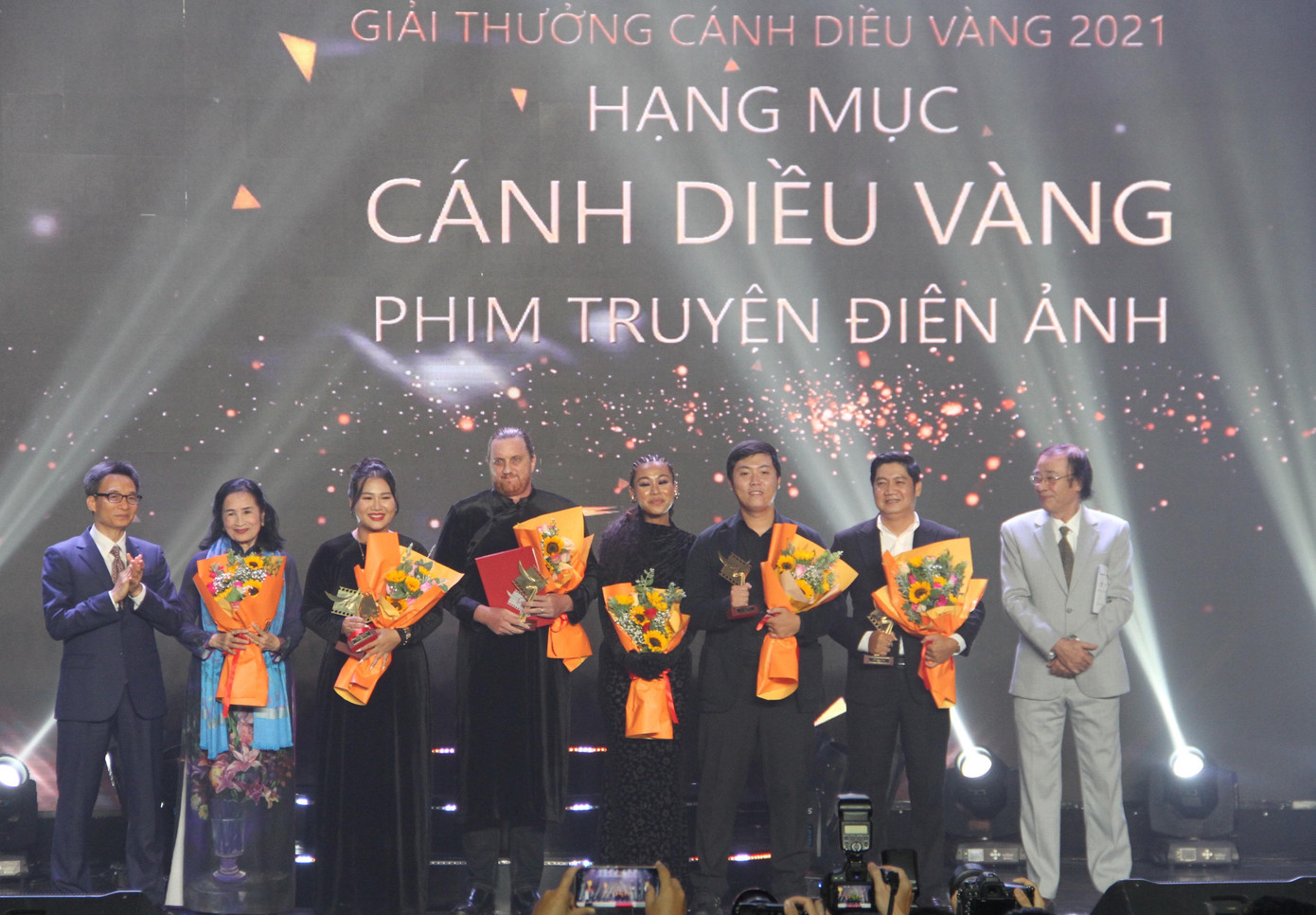 Trao giải Cánh diều vàng cho đoàn làm phim truyện điện ảnh "Đêm tối rực rỡ". Ảnh C.H