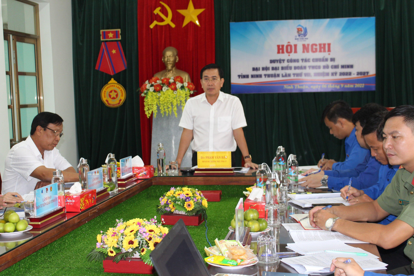 Đồng chí Phạm Văn Hậu (người đứng) đóng góp ý kiến cho văn kiện Đại hội.