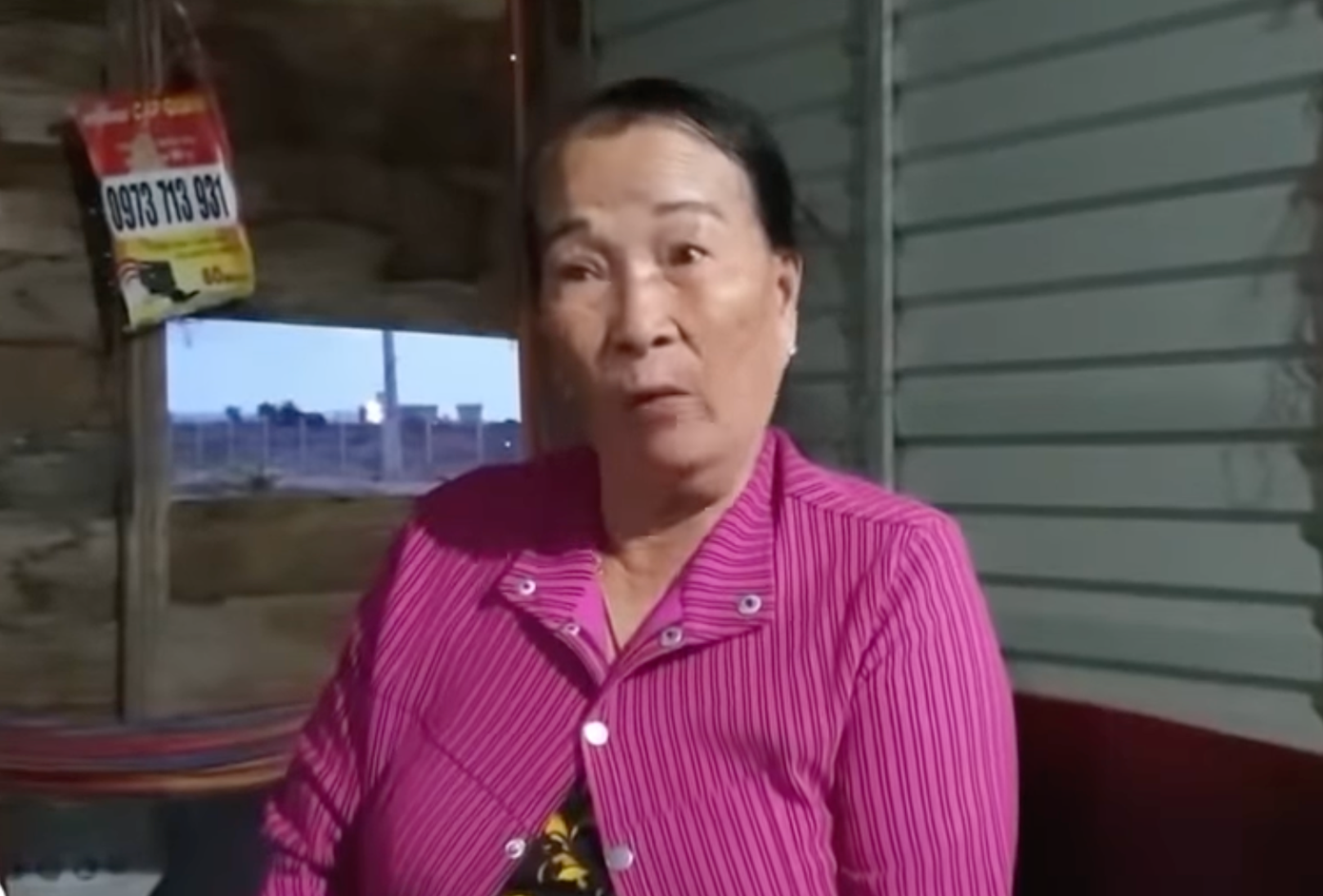 Bà Nguyễn Thị Lần trao đổi với PV trong ngôi nhà trên khu đất khai hoang ở phường Phú Hài. Ảnh L.H Bà Nguyễn Thị Lần trao đổi với PV trong ngôi nhà trên khu đất khai hoang ở phường Phú Hài. Ảnh L.H