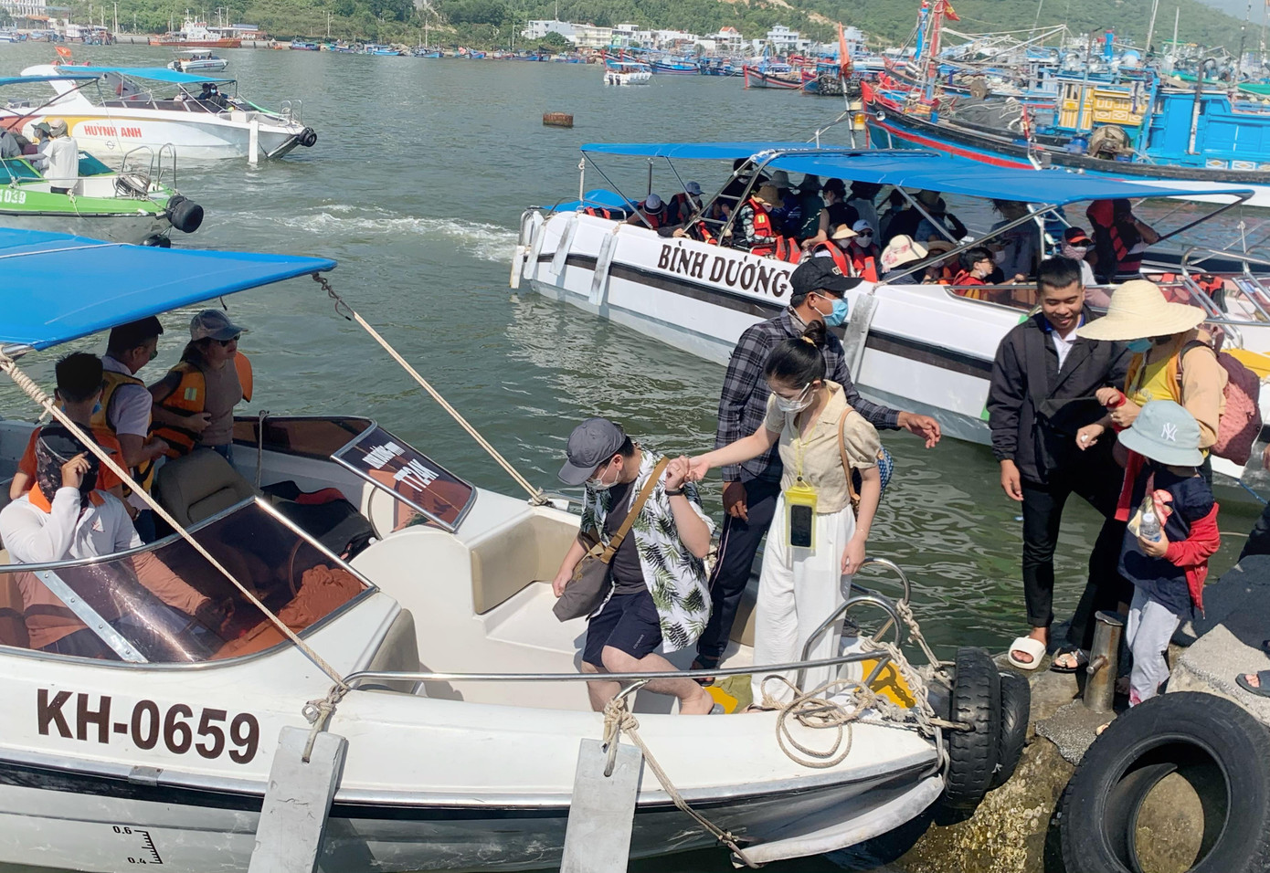 Nhiều du khách chọn đi tham quan các tour biển đảo Nha Trang. Ảnh T.H Nhiều du khách chọn đi tham quan các tour biển đảo Nha Trang. Ảnh T.H