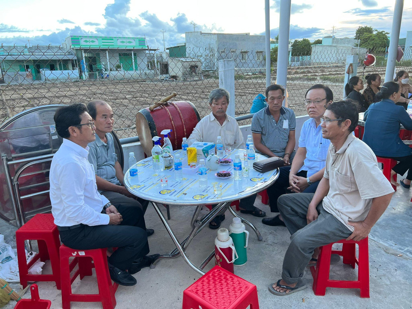 Lãnh đạo huyện Ninh Hải đến thăm hỏi gia đình anh Đào Duy Luân. Ảnh D.Q