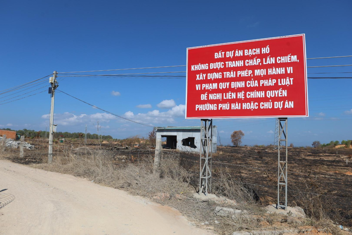 Chưa đền bù, nhưng Công ty Bạch Hồ đã cho rào đất người dân. Ảnh L.H