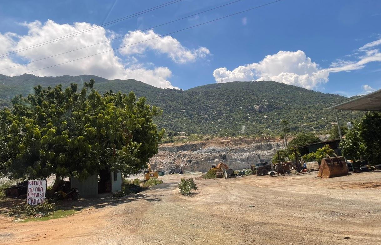 Hai điểm nổ mìn khai thác đá tại khu vực khai thác đá của xã Cà Ná Hai điểm nổ mìn khai thác đá tại khu vực khai thác đá của xã Cà Ná