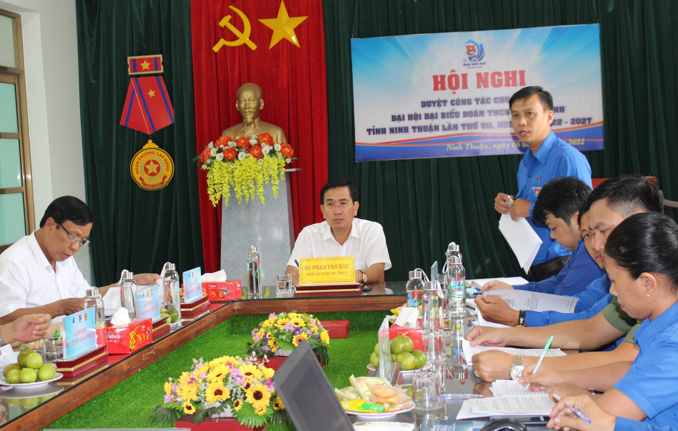 Đồng chí Huỳnh Hữu Phúc (người đứng) báo cáo về công tác chuẩn bị Đại hội.
