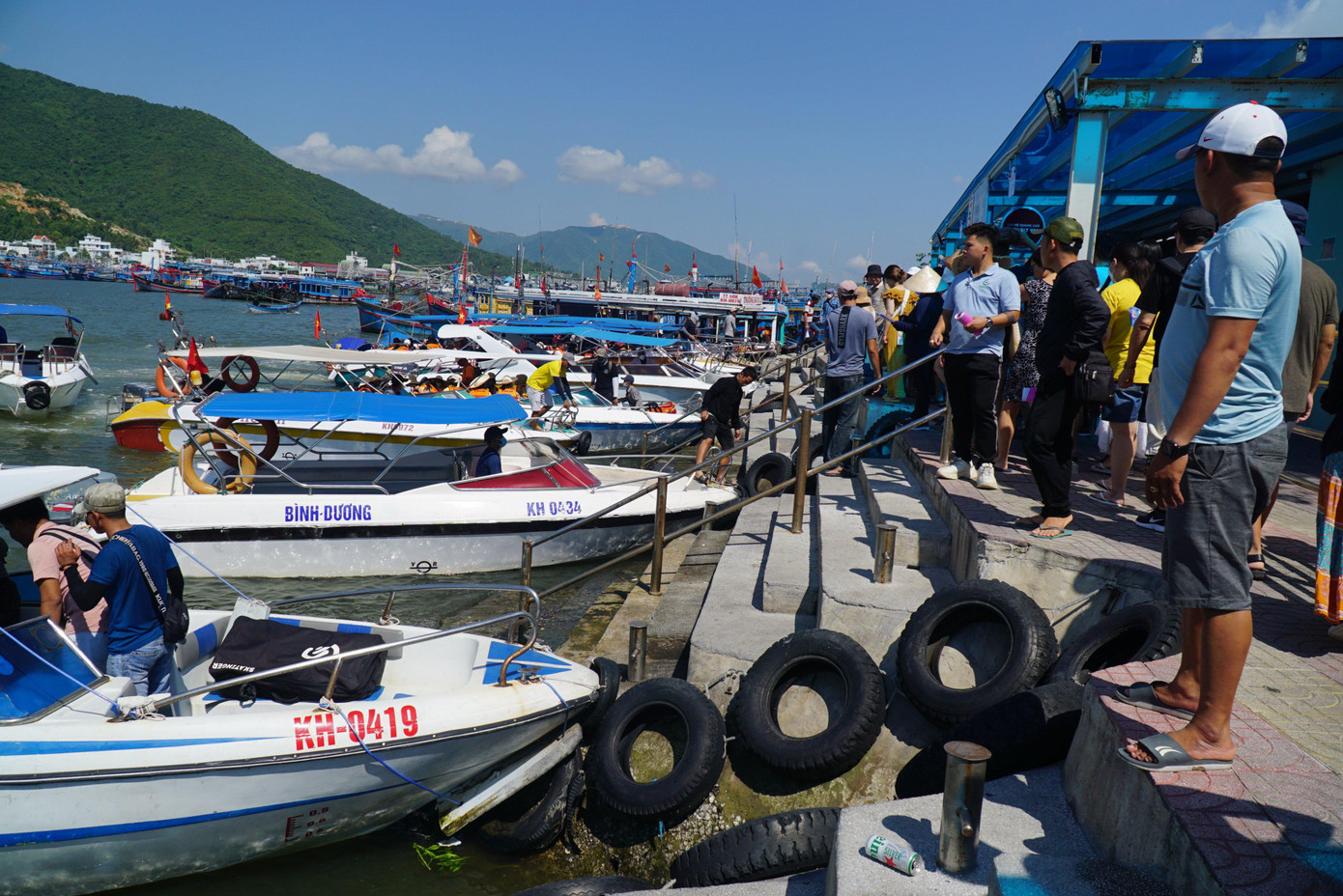Tàu thuyền đón khách tại Bến tàu du lịch Nha Trang. Ảnh L.H