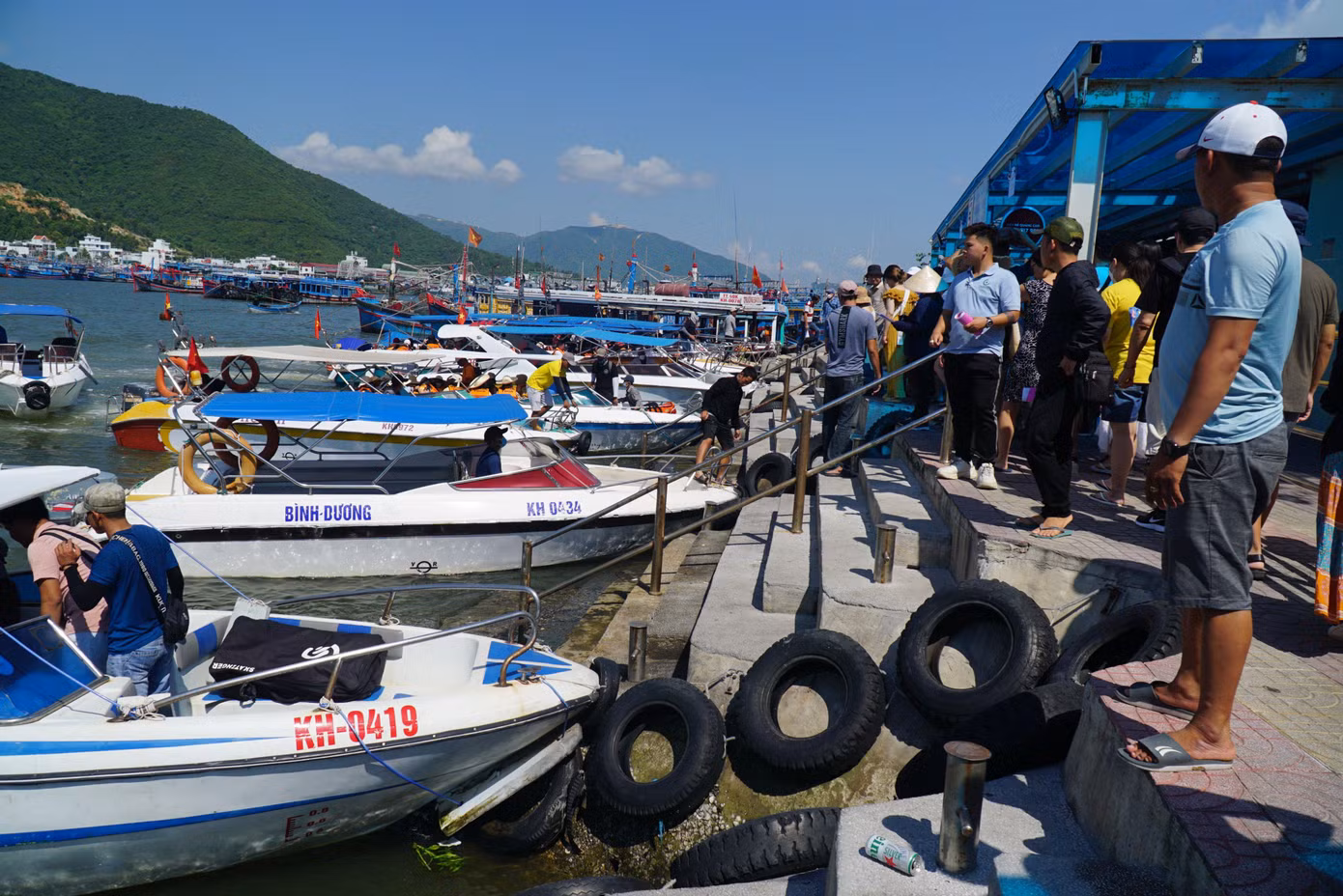 Tàu thuyền đón khách tại Bến tàu du lịch Nha Trang. Ảnh L.H Tàu thuyền đón khách tại Bến tàu du lịch Nha Trang. Ảnh L.H
