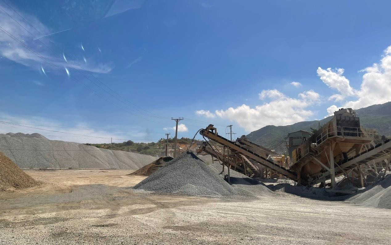 Hoạt động nghiền, xay đá gây ra khói bụi làm ô nhiễm môi trường Hoạt động nghiền, xay đá gây ra khói bụi làm ô nhiễm môi trường