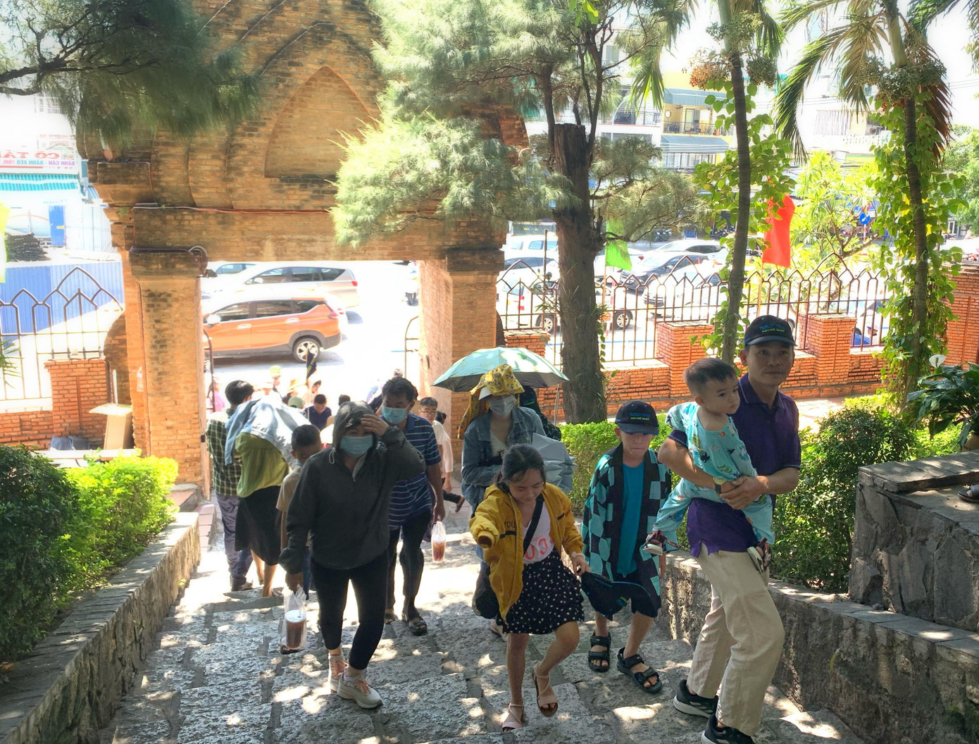 Du khách tham quan Tháp bà Ponagar Nha Trang. Ảnh T.H Du khách tham quan Tháp bà Ponagar Nha Trang. Ảnh T.H