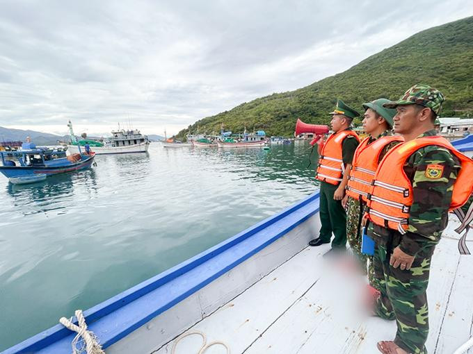 Lực lượng Bộ đội Biên phòng Khánh Hoà kêu gọi người dân vào bờ tránh trú bão. Ảnh báo Khánh Hoà.