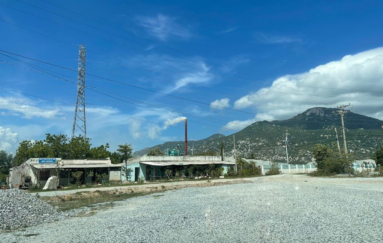 Con đường vận chuyển đá phía trước một công ty tại khu vực núi Đá Giăng Con đường vận chuyển đá phía trước một công ty tại khu vực núi Đá Giăng