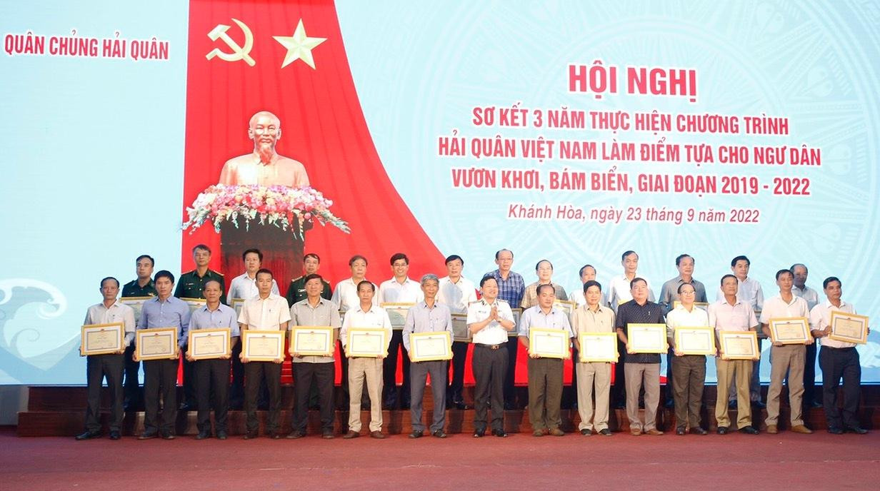 Thủ trưởng Bộ Tư lệnh Hải quân trao thưởng cho tập thể, cá nhân các địa phương có thành tích xuất sắc trong thực hiện chương trình. Ảnh: C.H