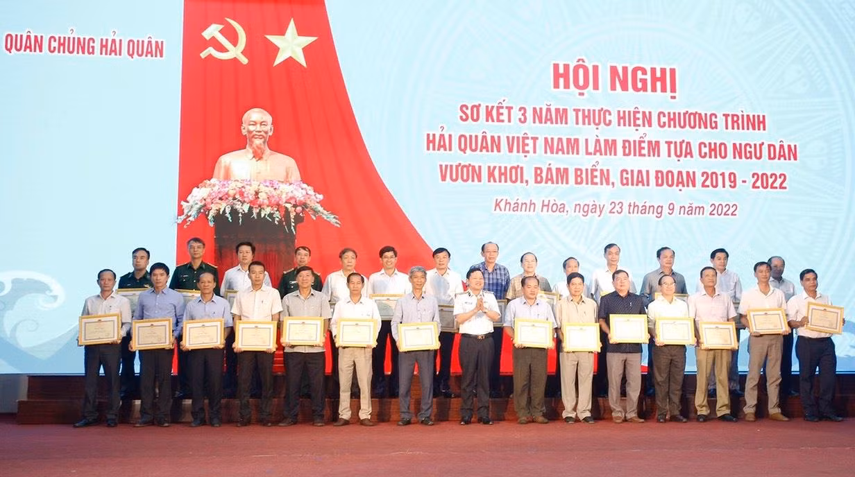 Thủ trưởng Bộ Tư lệnh Hải quân trao thưởng cho tập thể, cá nhân các địa phương có thành tích xuất sắc trong thực hiện chương trình. Ảnh: C.H Thủ trưởng Bộ Tư lệnh Hải quân trao thưởng cho tập thể, cá nhân các địa phương có thành tích xuất sắc trong thực hiện chương trình. Ảnh: C.H
