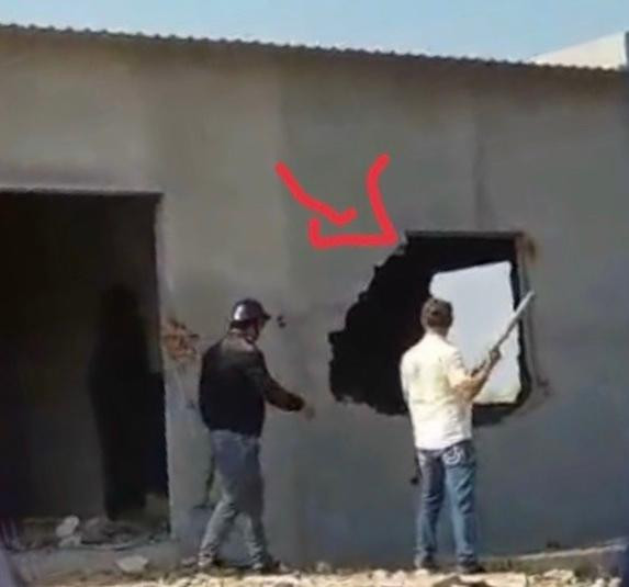 Nhóm đối tượng đập phá nhà ông Nguyễn Hữu Long. Ảnh người dân cung cấp.