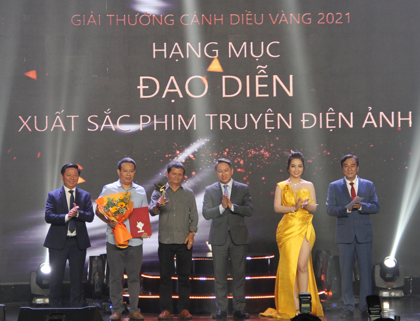 Trao giải cánh diều vàng cho đạo diễn xuất sắc. Ảnh C.H