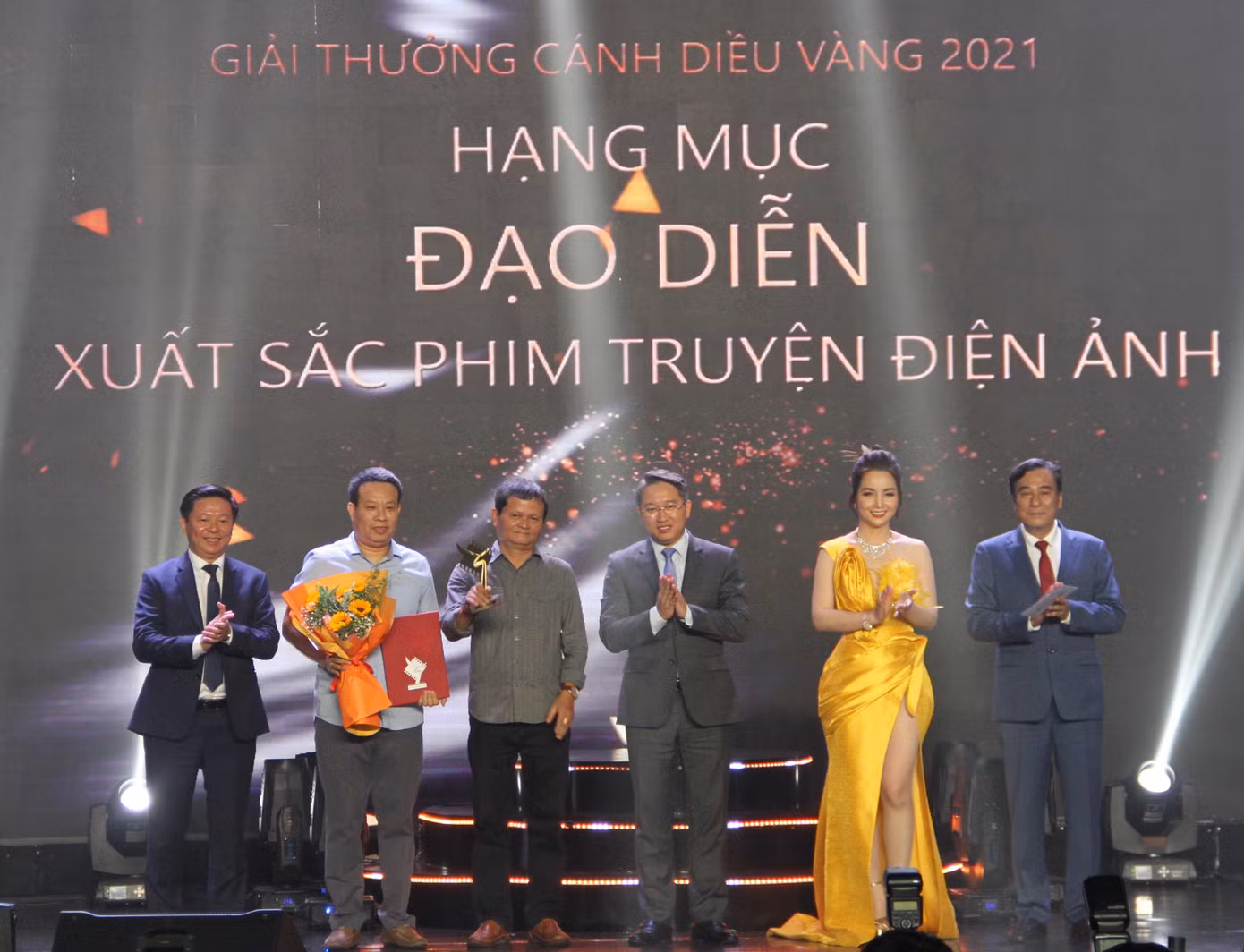 Trao giải cánh diều vàng cho đạo diễn xuất sắc. Ảnh C.H