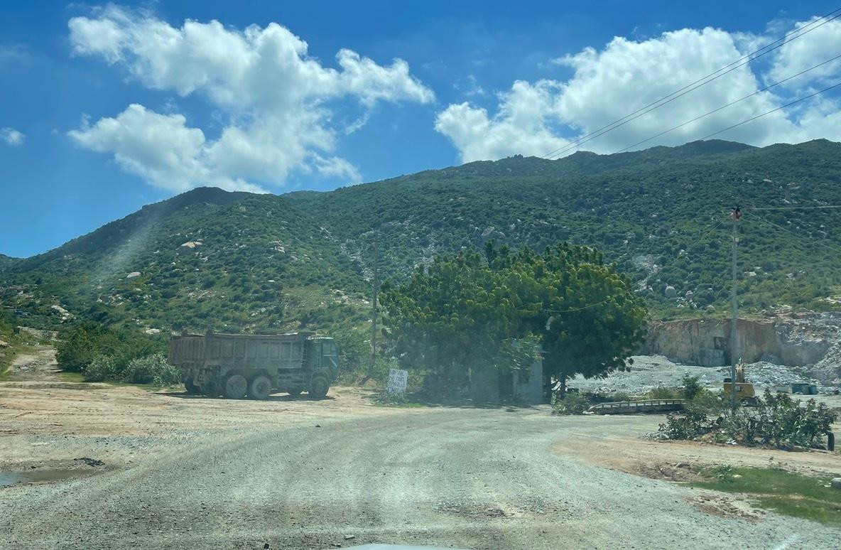 Nhiều xe tải chở đá không biển kiểm soát tại khu vực khai thác đá Lạc Tiến và núi Đá Giăng. Nhiều xe tải chở đá không biển kiểm soát tại khu vực khai thác đá Lạc Tiến và núi Đá Giăng.