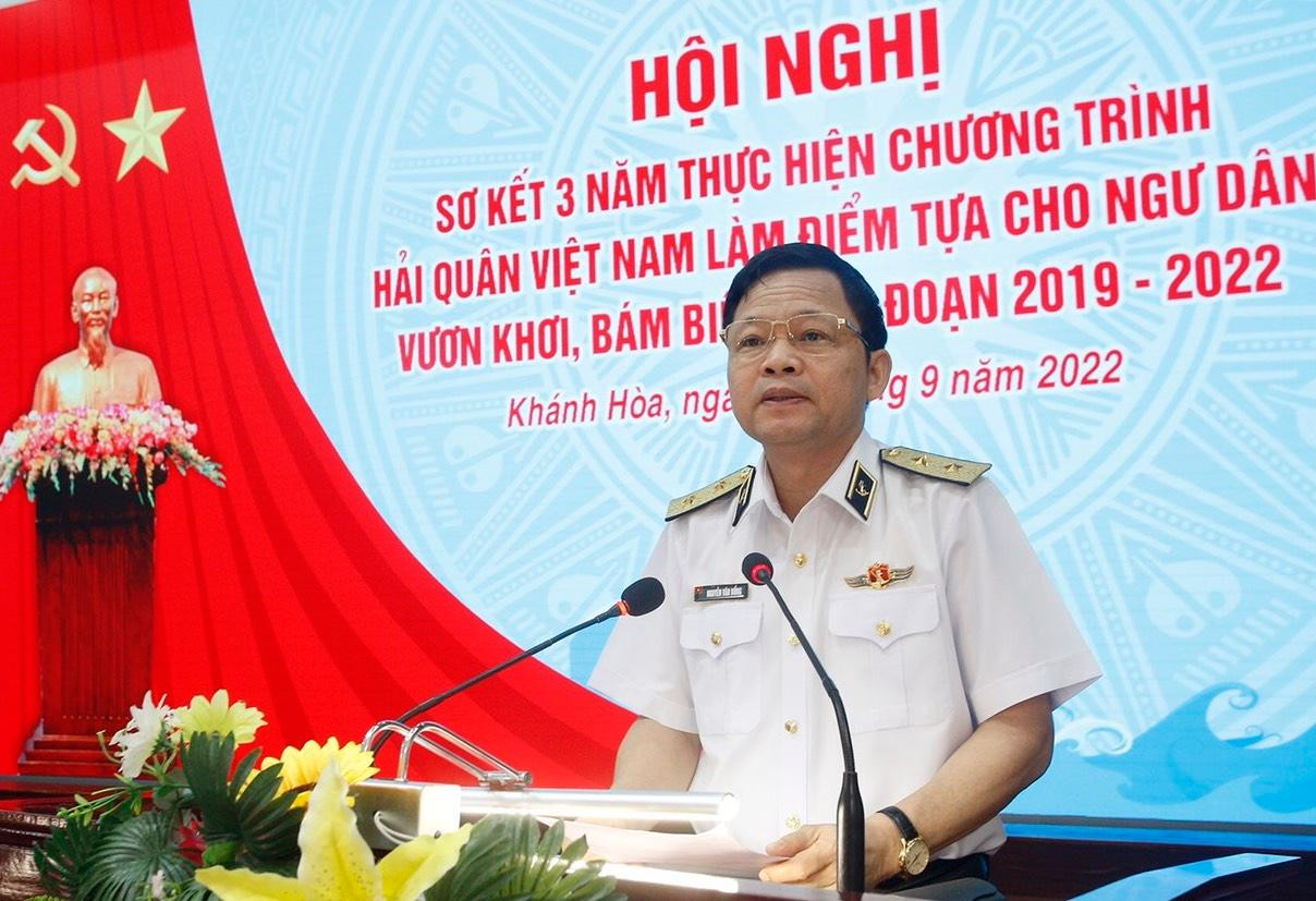 Trung tướng Nguyễn Văn Bổng, Bí thư Đảng uỷ, Chính uỷ Hải quân chủ trì hội nghị. Ảnh C.H