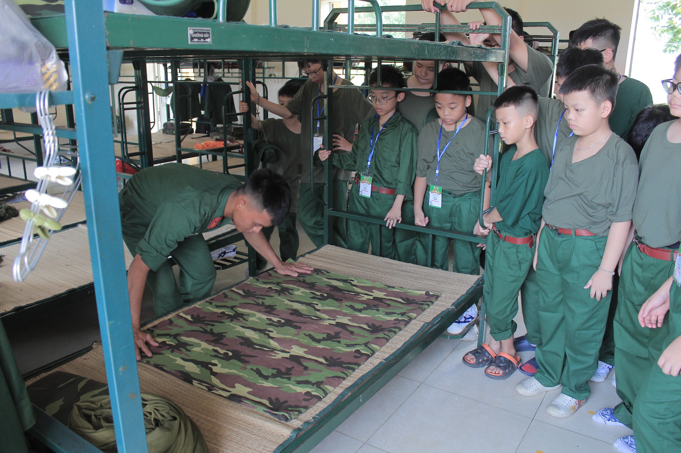 Hướng dẫn gấp nội vụ cho các "chiến sĩ nhí"