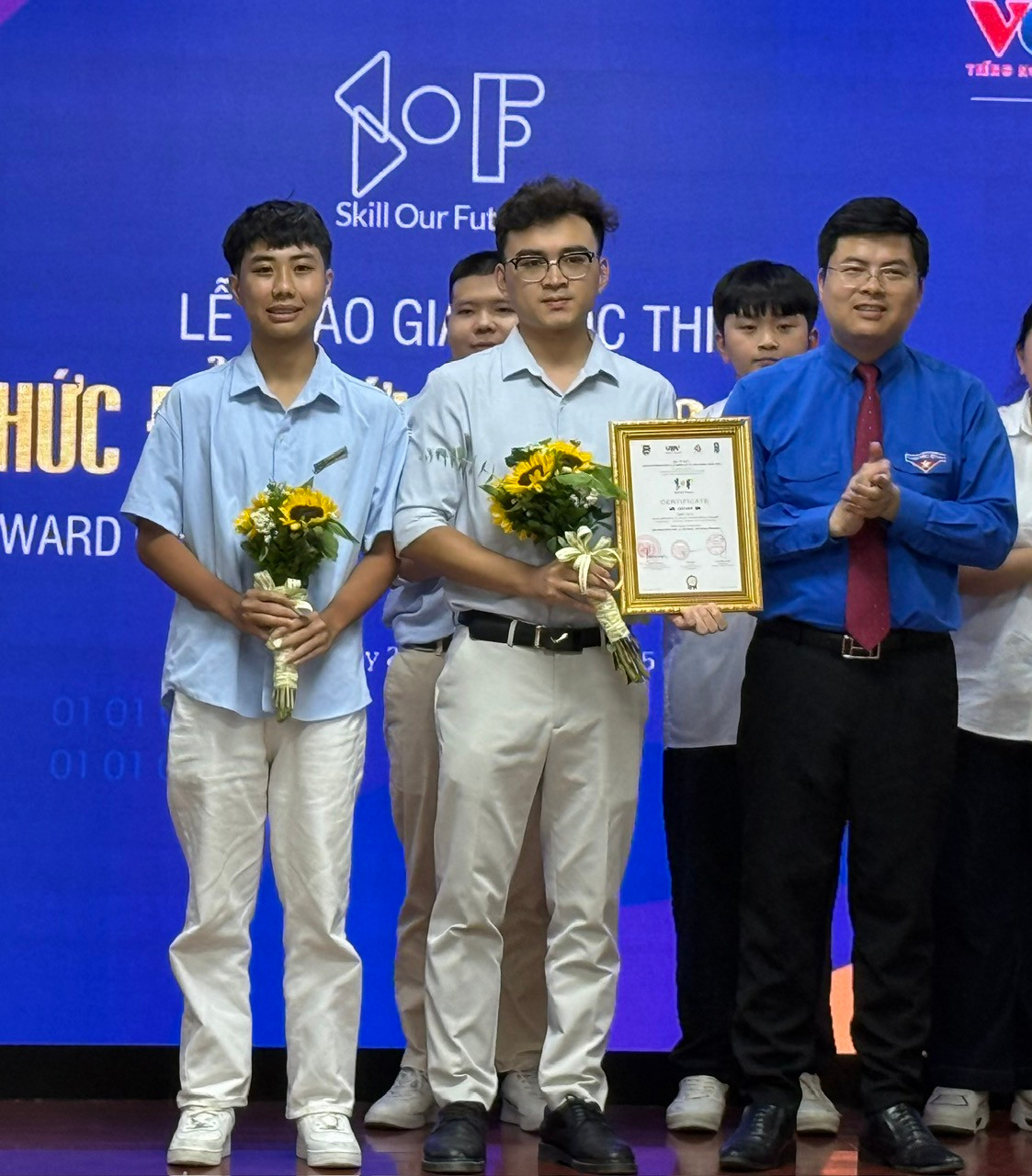 Nhóm tác giả dự án Easy-Comm - nền tảng hỗ trợ giao tiếp cho cộng đồng người khiếm thính đạt giải Ba.