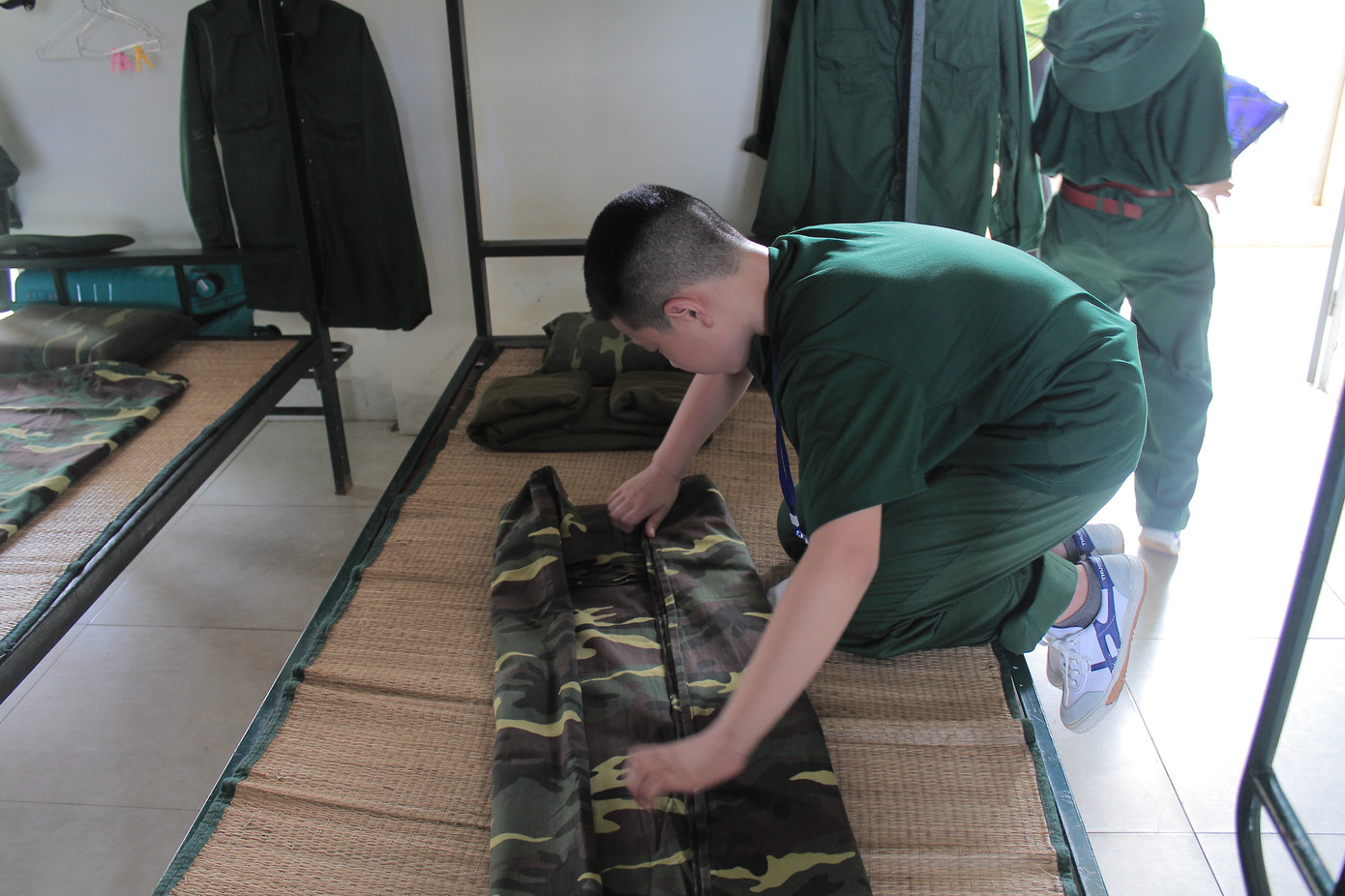 Các chiến sĩ nhí tập gấp quần áo