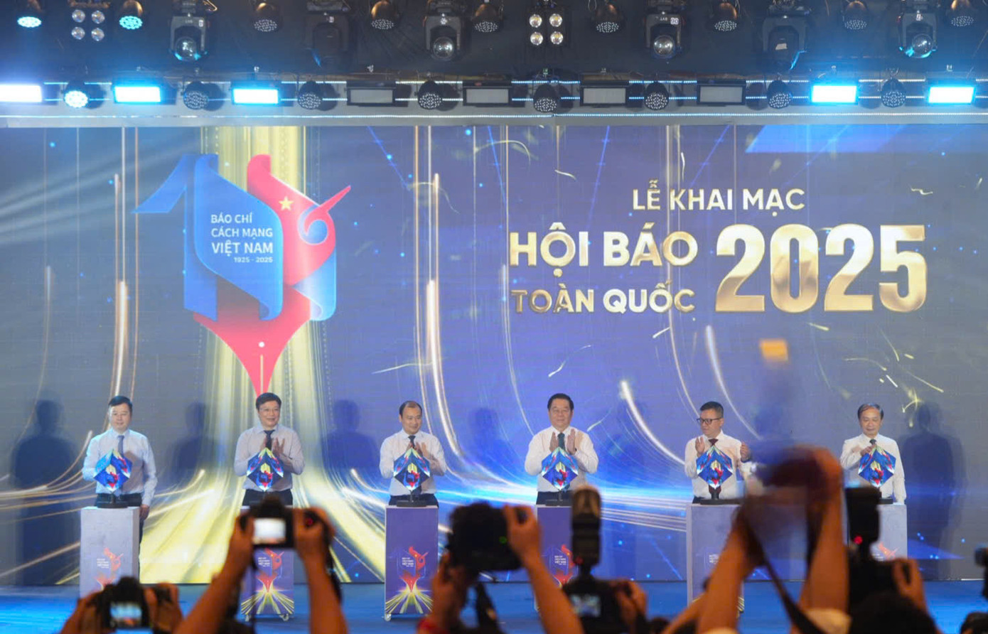 Các đại biểu thực hiện nghi thức khai mạc Hội báo toàn quốc 2025. Các đại biểu thực hiện nghi thức khai mạc Hội báo toàn quốc 2025.