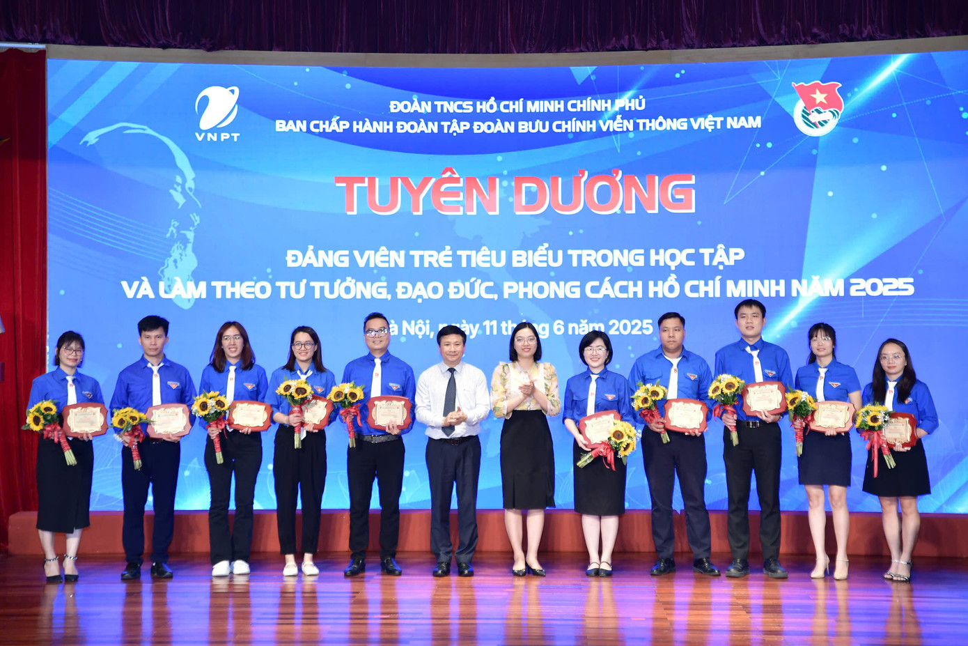 Các đảng viên trẻ tiêu biểu trong học tập và làm theo tư tưởng, đạo đức, phong cách Hồ Chí Minh năm 2025 được tuyên dương tại chương trình.