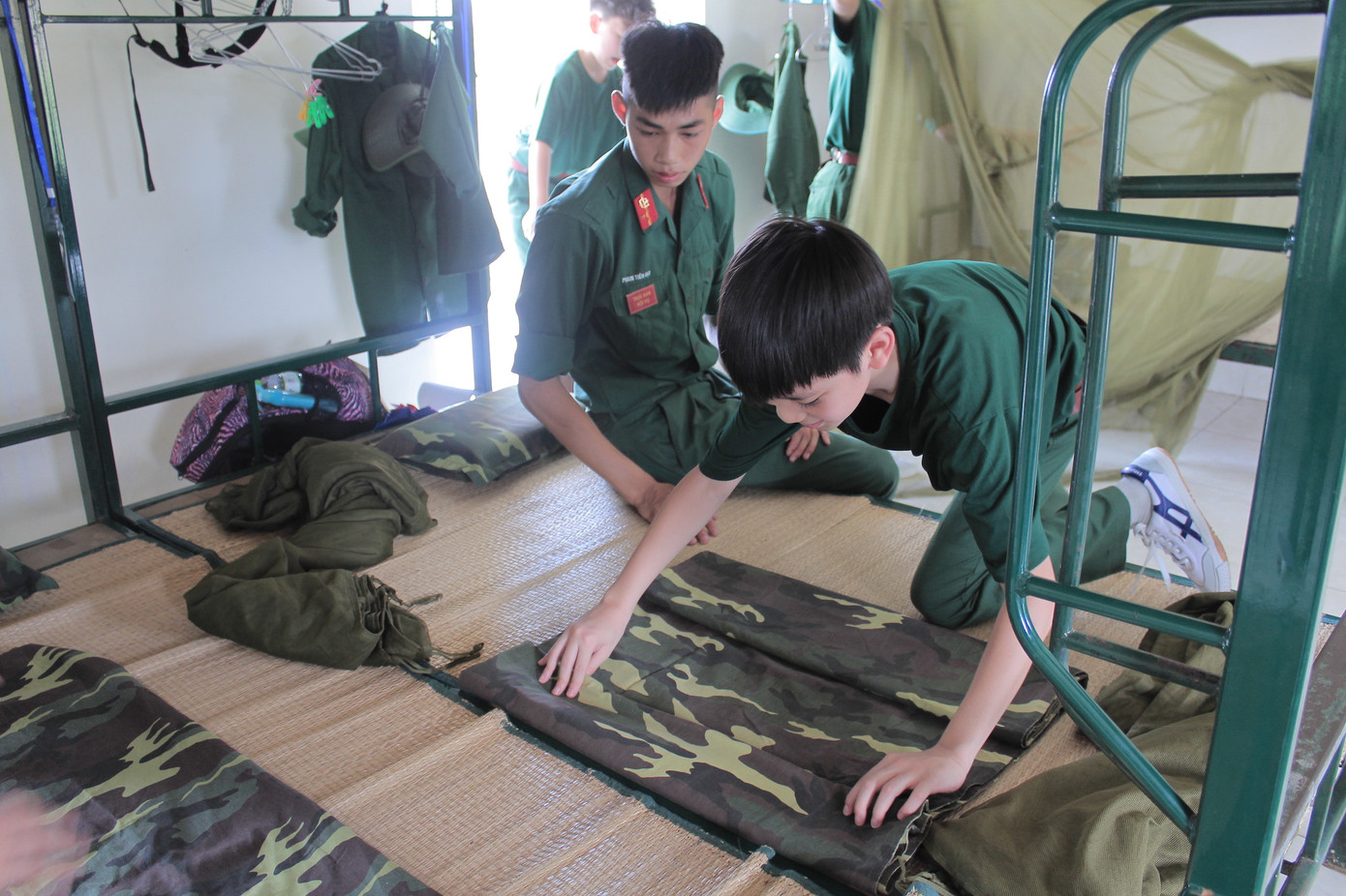 Các chiến sĩ nhí tập gấp quần áo