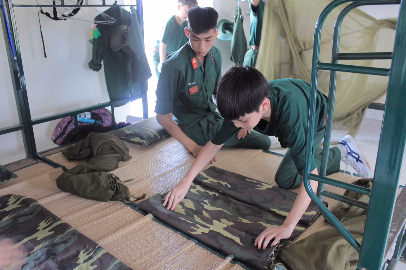Các chiến sĩ nhí tập gấp quần áo