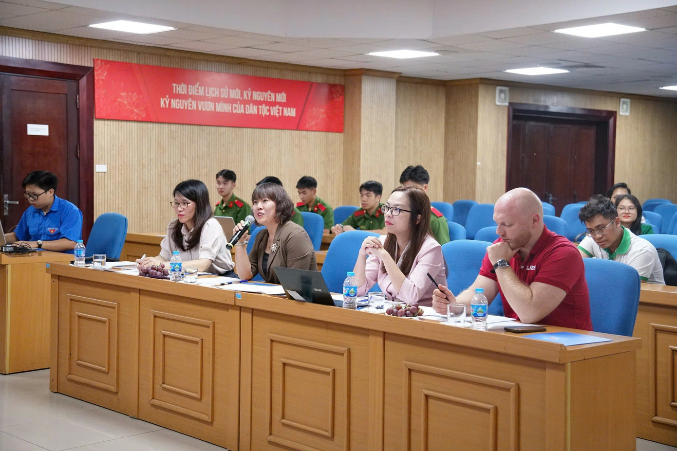 Các thí sinh trả lời câu hỏi phụ trong 5 phút sau phần thi thuyết trình