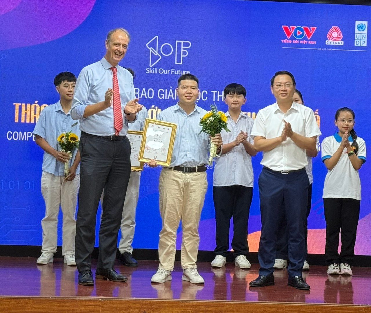 Trao giải Nhất dự án Mindvivo của nhóm tác giả Diệp Gia Bảo (sinh viên trường Đại học Văn Lang) và Trương Bảo Khang (sinh viên trường CĐ Kinh tế Đối ngoại).