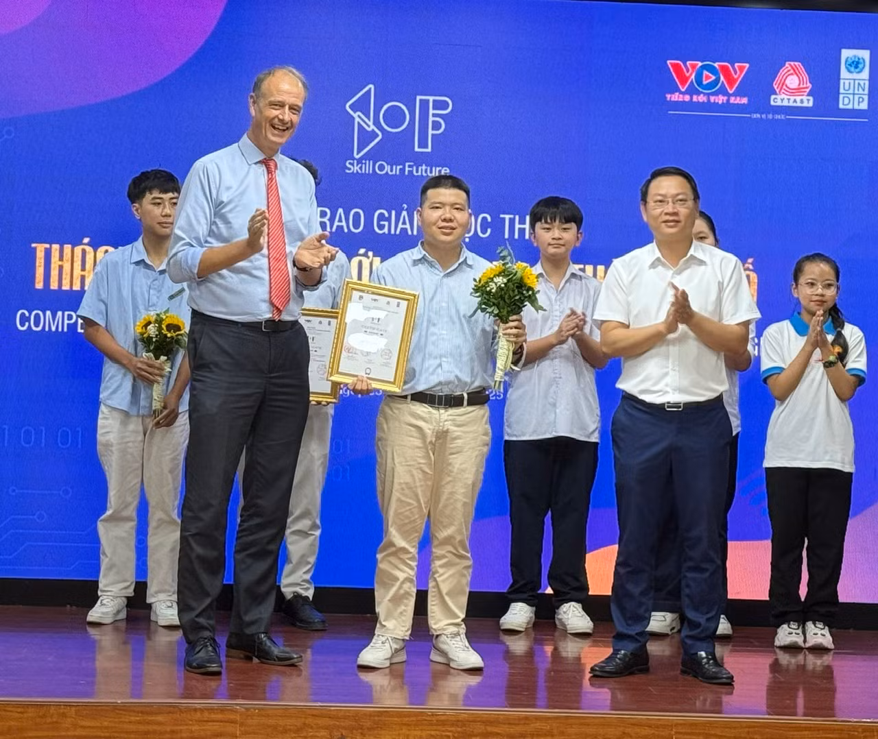 Trao giải Nhất dự án Mindvivo của nhóm tác giả Diệp Gia Bảo (sinh viên trường Đại học Văn Lang) và Trương Bảo Khang (sinh viên trường CĐ Kinh tế Đối ngoại).