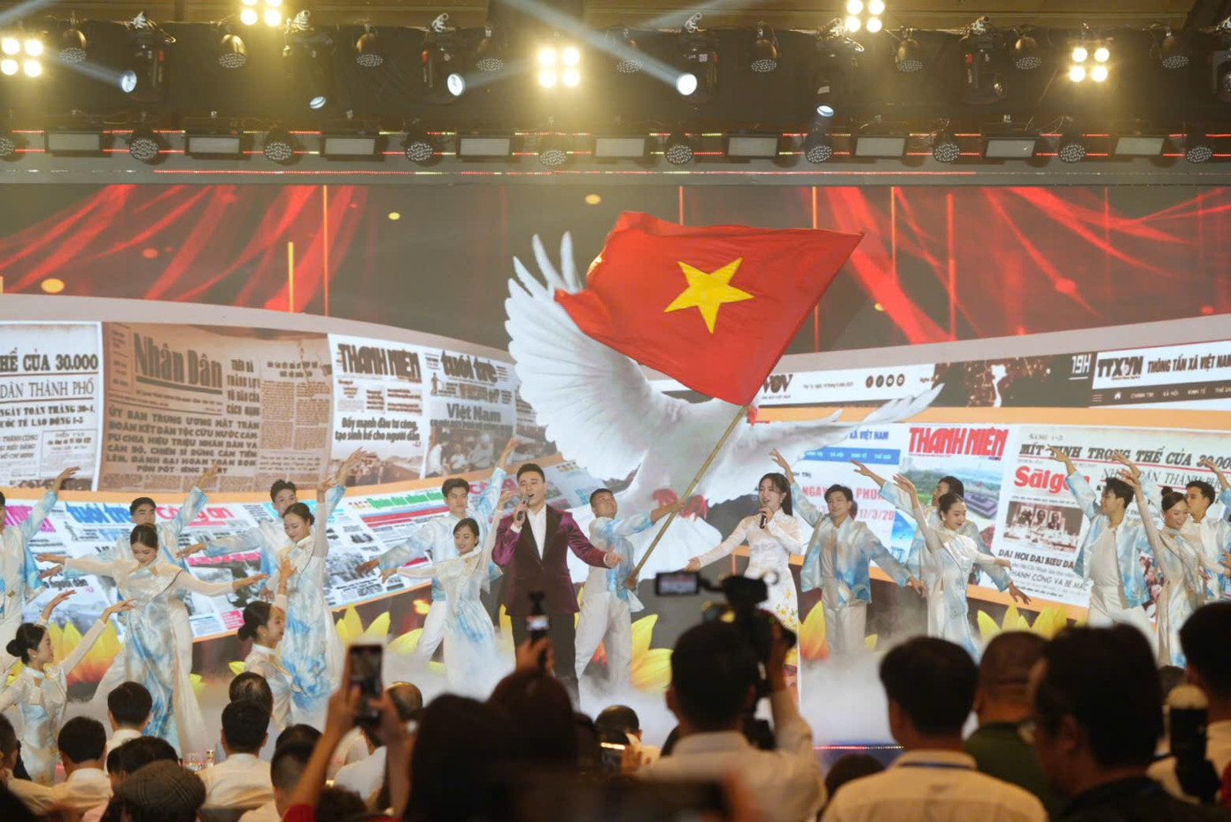 Các tiết mục đặc sắc tại lễ khai mạc Hội Báo toàn quốc 2025. Các tiết mục đặc sắc tại lễ khai mạc Hội Báo toàn quốc 2025.