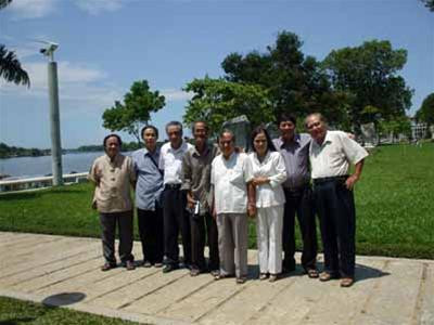 Các nhà văn xứ Huế đón khách văn Hà Nội bên bờ sông Hương. Ảnh: Ngô Minh