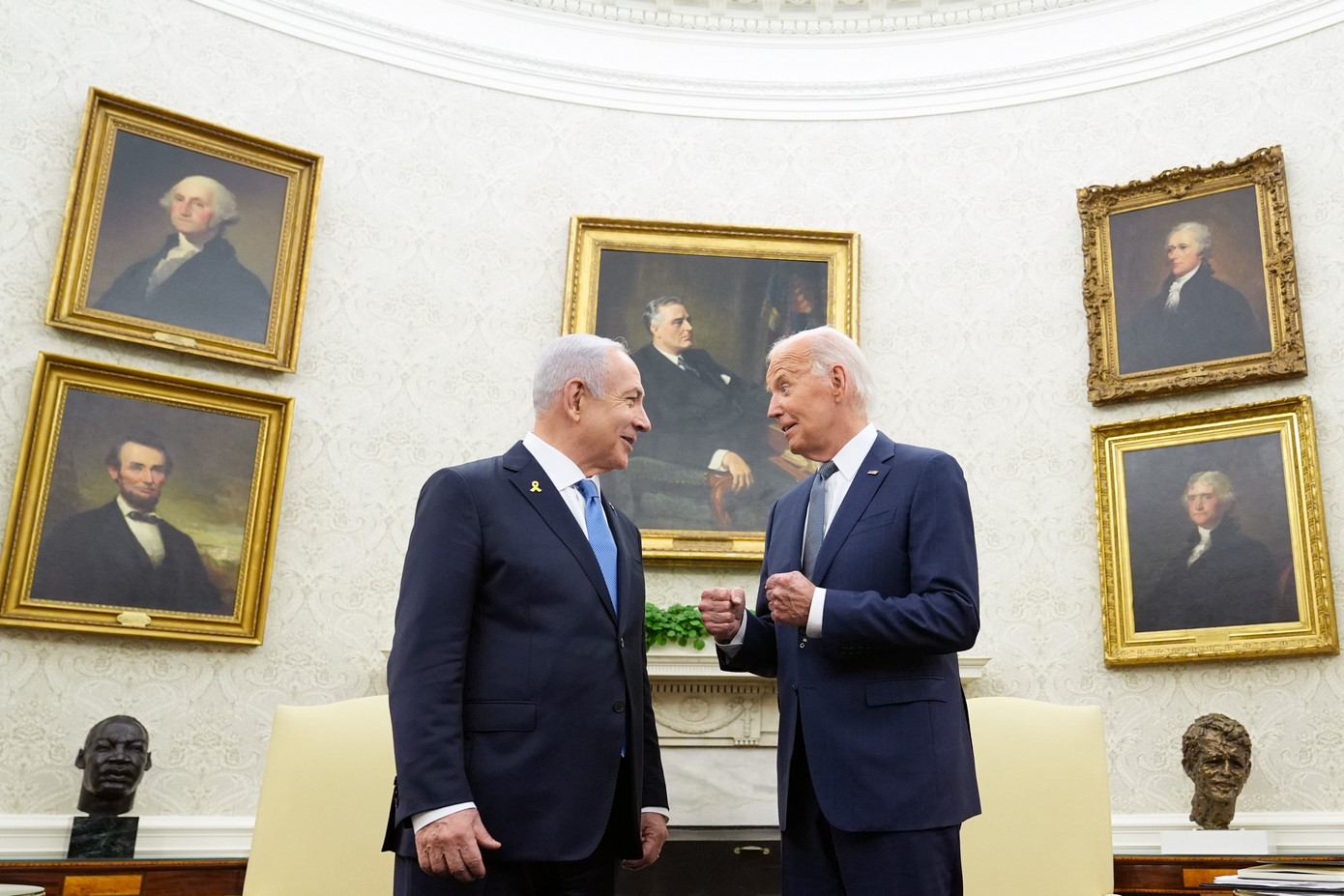 Tổng thống Joe Biden (phải) trò chuyện với Thủ tướng Israel Benjamin Netanyahu (trái) trong Phòng Bầu dục của Nhà Trắng tại Washington, ngày 25/7/2024. Các quan chức Mỹ cho biết chính quyền Biden tin rằng họ đã đạt được đảm bảo từ Israel rằng Israel sẽ không tấn công các địa điểm hạt nhân hoặc dầu mỏ của Iran khi đang lên kế hoạch đáp trả sau cuộc tấn công tên lửa của Iran vào đầu tháng này. Các quan chức này, nói với điều kiện giấu tên để thảo luận về các cuộc đàm phán ngoại giao kín, cảnh báo rằng cam kết này không phải là tuyệt đối và hoàn cảnh có thể thay đổi. Ảnh: AP.