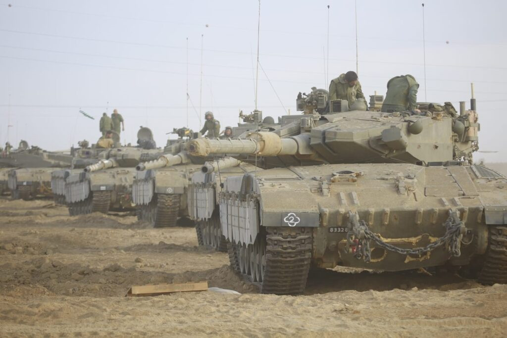 Lực lượng Israel được triển khai ở miền nam Israel vào ngày 31/10/2023. Quân đội, xe tăng Israel đã tấn công thành phố chính ở phía bắc Dải Gaza từ cả hai phía, ba ngày sau khi họ bắt đầu một cuộc tấn công lớn trên bộ. Quân đội Israel cho biết họ đã tấn công hơn 600 mục tiêu trong những ngày gần đây khi mở rộng các hoạt động trên bộ ở Dải Gaza. Ảnh: Getty Images.