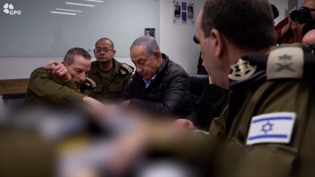 Thủ tướng Israel Benjamin Netanyahu theo dõi cuộc tấn công vào Iran từ một địa điểm không được tiết lộ. Ảnh: Reuters.