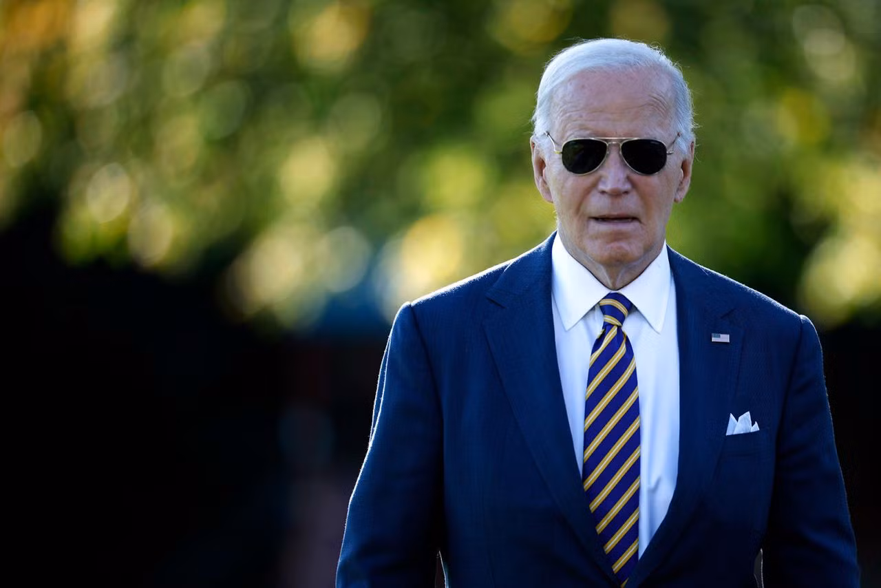 Tổng thống Mỹ Joe Biden trò chuyện nhanh với các phóng viên khi ông rời Nhà Trắng ngày 24/10/2024. Ảnh: Getty Images.