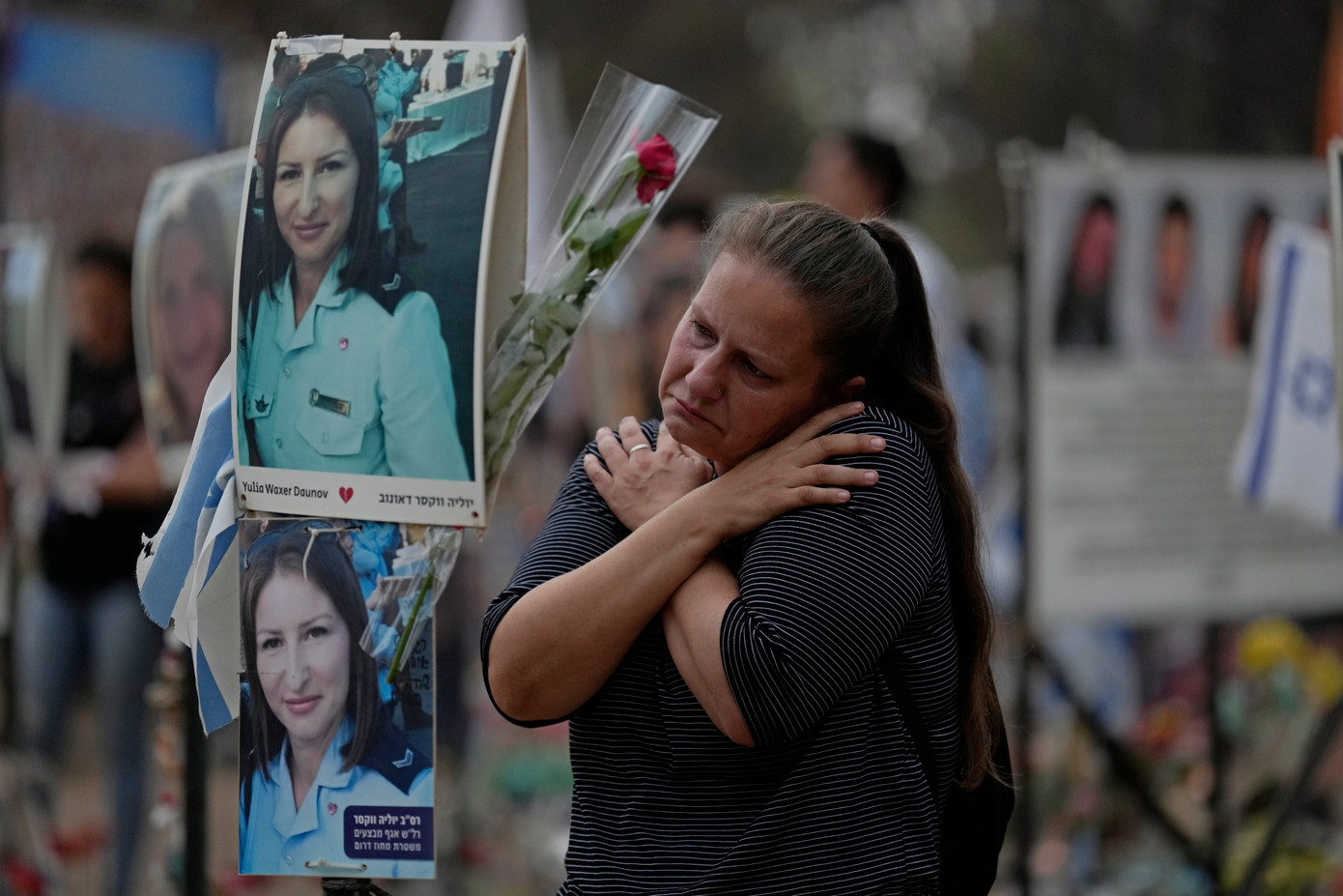 Victoria đứng trước bức ảnh của em gái mình, Yulia Waxer Daunt, khi cô đến thăm địa điểm diễn ra lễ hội âm nhạc Nova, nơi hàng trăm người tham dự đã bị Hamas giết hại và bắt cóc rồi đưa vào Dải Gaza, vào đúng ngày kỷ niệm một năm vụ tấn công, gần Kibbutz Reim, miền nam Israel, ngày 7/10/2024. Ảnh: AP.