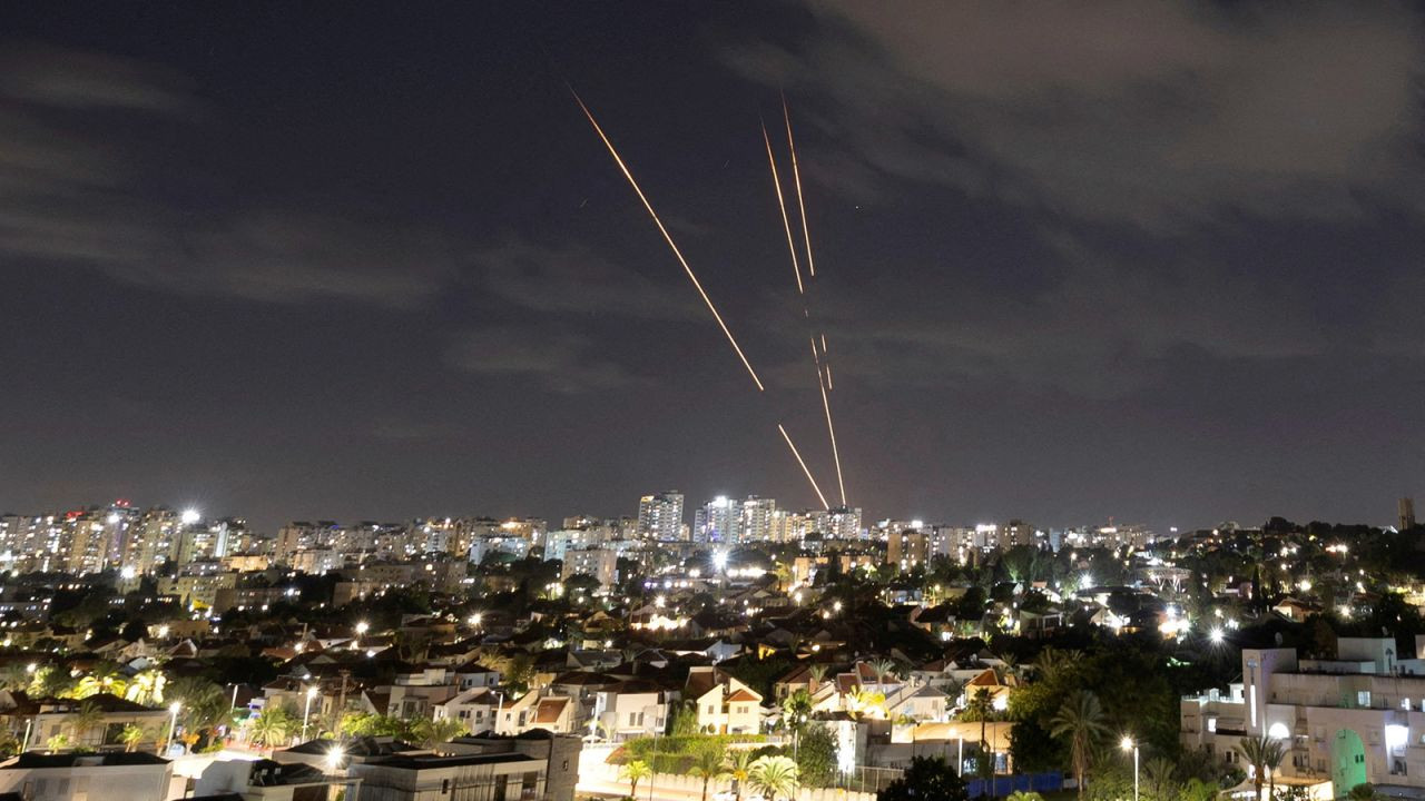 Hệ thống phòng không Iron Dome của Israel đánh chặn tên lửa sau khi Iran bắn một loạt tên lửa đạn đạo, nhìn từ Ahkelon, Israel, ngày 1/10/2024.Ảnh: Reuters.