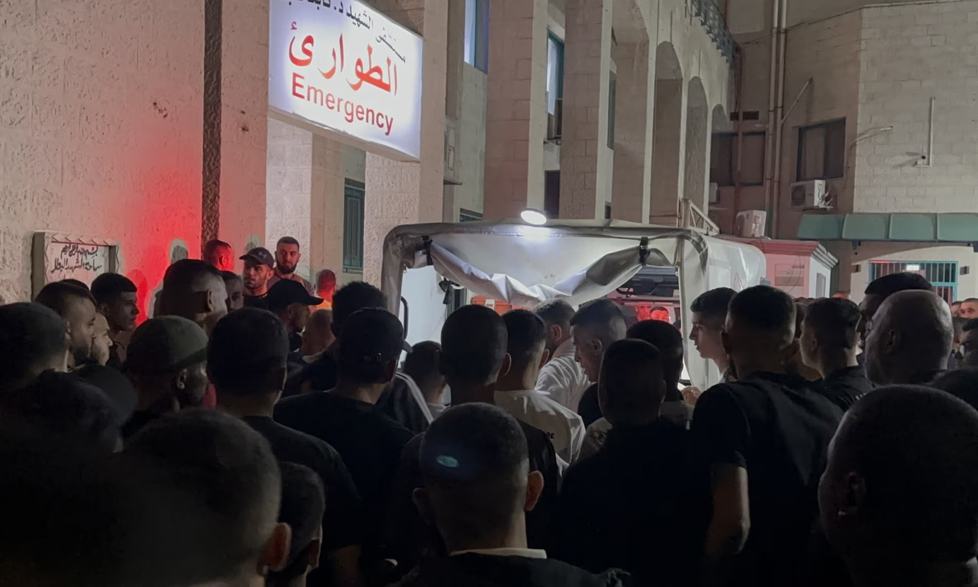 Mọi người tụ tập bên ngoài một bệnh viện sau cuộc không kích của Israel ở Tulkarm, Bờ Tây ngày 4/10. Ảnh: Anadolu.