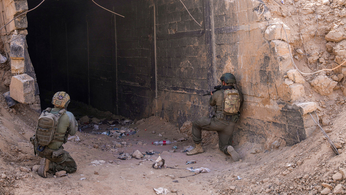 Lính Israel canh gác lối vào một đường hầm. Ảnh: Getty Images. Lính Israel canh gác lối vào một đường hầm. Ảnh: Getty Images.