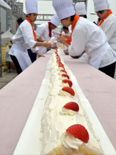 ...và sau khi phủ kem Sinh viên Nhật làm bánh dài nhất thế giới