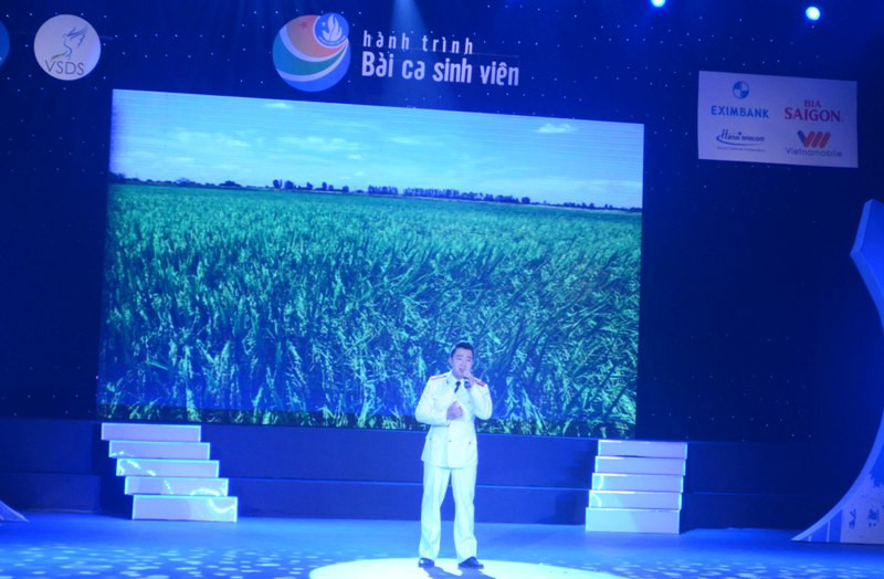 "Vang mãi bản tình ca" do Xuân Trường - Học viện An ninh thể hiện. "Vang mãi bản tình ca" do Xuân Trường - Học viện An ninh thể hiện.