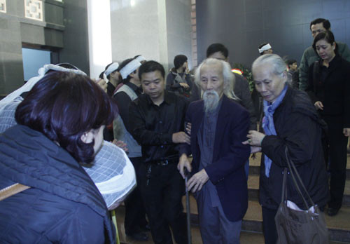 Nghệ sĩ Hồng Chương đã 81 tuổi vẫn gắng chống gậy đến tiễn nghệ sĩ Văn Hiệp