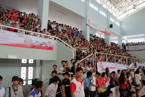 Khán đài chật kín khán giả