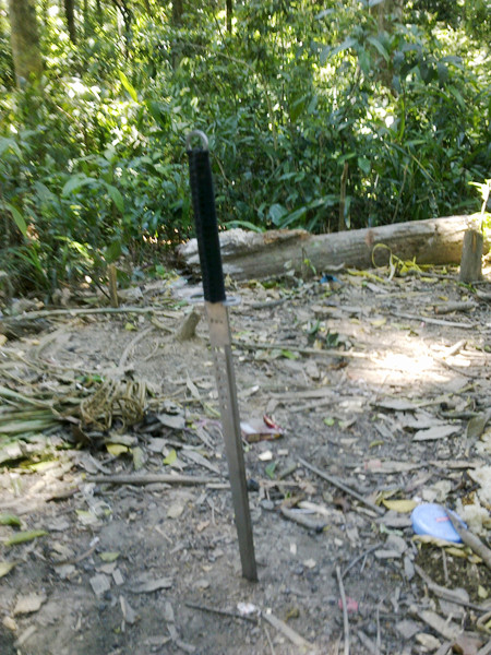 Thanh kiếm cắm giữa đường Ảnh: P.V