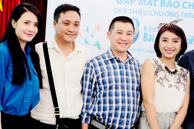 Khánh Chi cùng BTC trong chương trình 